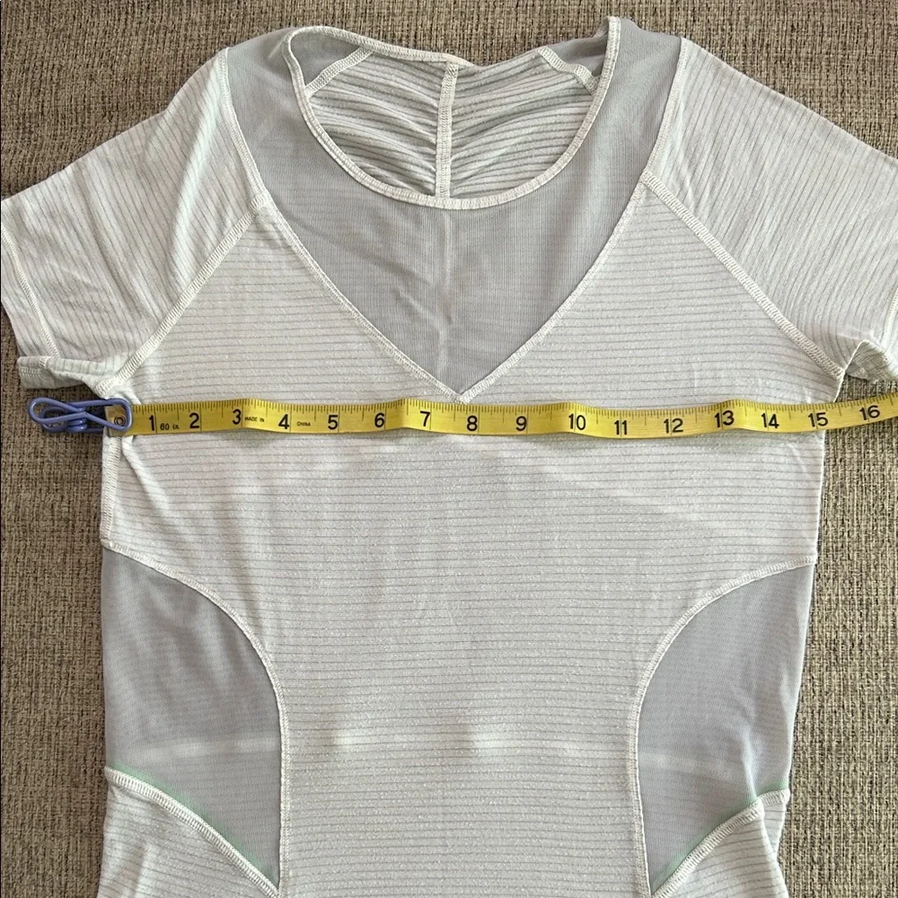 Lululemon Athletica Mesh With Me short sleeve T - Picture 8 of 8